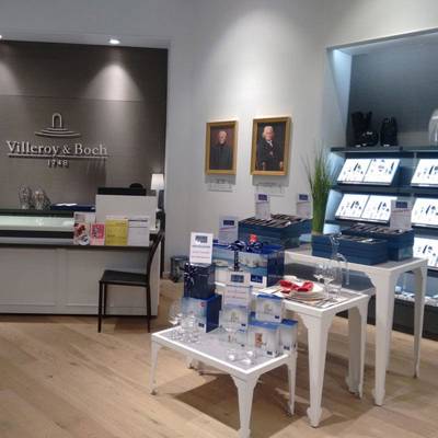 natural oak laminate flooring inside villeroy & boch us navy docks uae